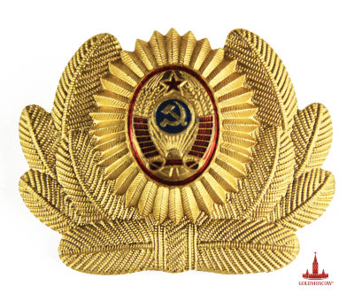M0125.jpg Кокарда «Герб СССР» Красивая парадная кокарда советского периода времени. Материал, анодированный алюминий с многоцветным эмалевым заполнением. Золотистый цвет кокарды, изготовленной для головного убора, подчеркивает значимость и эстетику украшения военной формы и представляет безусловный интерес в качестве оригинального памятного подарка для человека, ценящего историю убранства униформ служащих Советского Союза. Размер кокарды 45х58 мм.