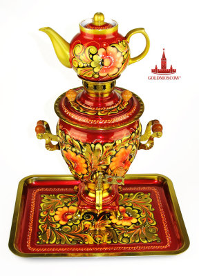 S4131.jpg Самоварный набор «Кудрина» Для росписи под фон свойственна очень подробная разработка орнамента - при работе в такой разновидности фоновой росписи, как кудрина, разработка орнамента на первом этапе росписи практически отсутствует. Основная черта, отличающая кудрину - это изобилие золотого цвета. Роспись под фон начинают с наведения общего контура орнамента. Затем прорисовывают листики и цветки, разрабатывая их детали - прожилки, тычинки и т.д. Когда в основных чертах контур готов, закрашивают фон. Нанесение небольших элементов можно производить и на фон. Такие элементы называют приписками. Это могут быть мелкие цветочки и листики, ягодки, а также сочетания этих элементов, например, тонкие усики с группами ягодок вокруг них. Особенность росписи кудриной заключается в том, что элементы располагаются насыщенно тесно. Поэтому фон закрашивают сразу же после того, как был наведен контур. Иногда контур обводят цветом, контрастным по отношению к цвету контура. Это делают для того, чтобы сделать рисунок более разнообразным. Высота самовара 35 см. мощность нагревательного элемента 1 кВт.